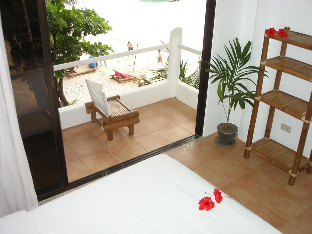 Artista Beach Villa Balabag  الغرفة الصورة